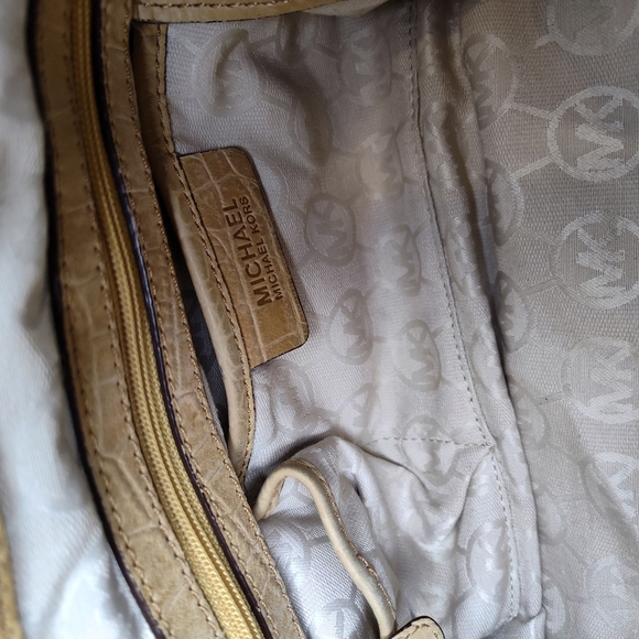 EUC Michael Kors Croc Embossed Handbag W/Jacquard Logo Lining With Dust Bag 🖤 - Picture 3 of 11